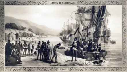 Kalifornien: 1542 Ein Gemälde, das Juan Rodriguez Cabrillo bei der Begegnung mit Einheimischen an der kalifornischen Küste während seiner Expedition zeigt.